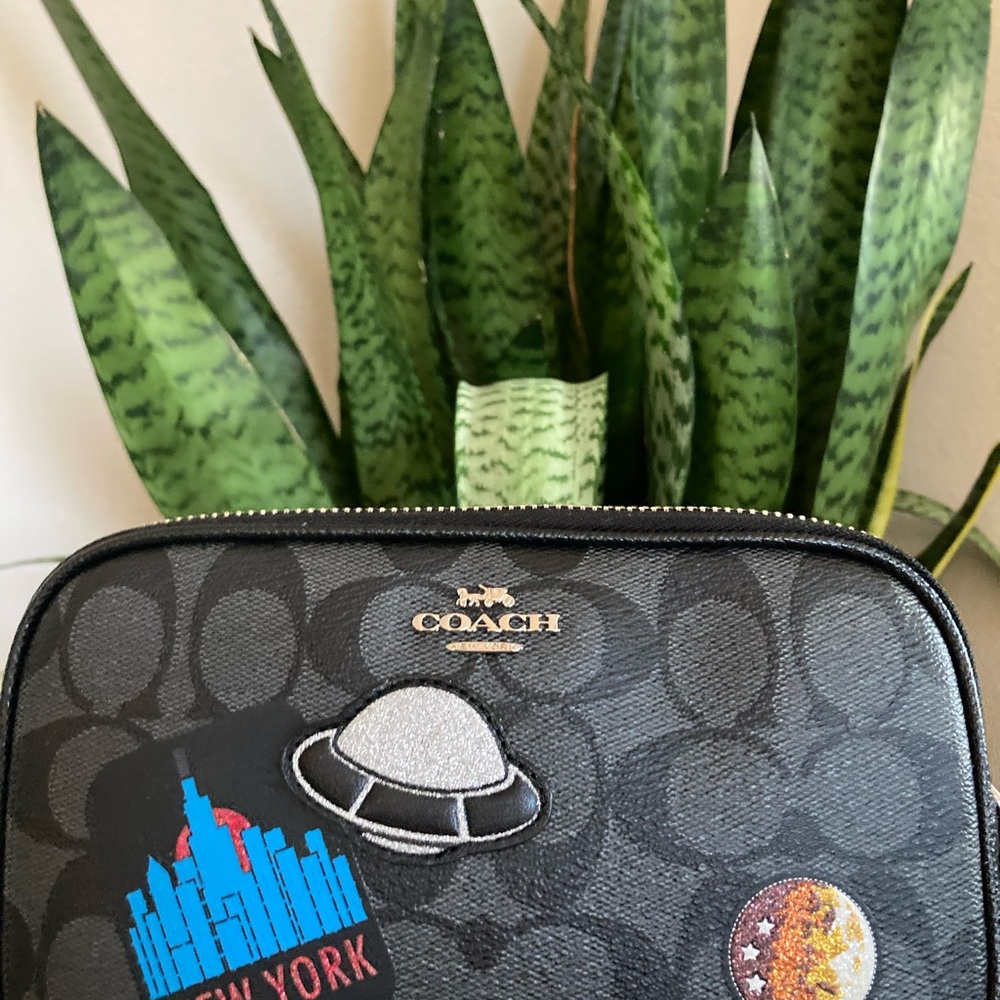 😱👜Like New Authentic Coach CROSSBODY POUCH WITH SPACE PATCHES - Picture 5 of 15